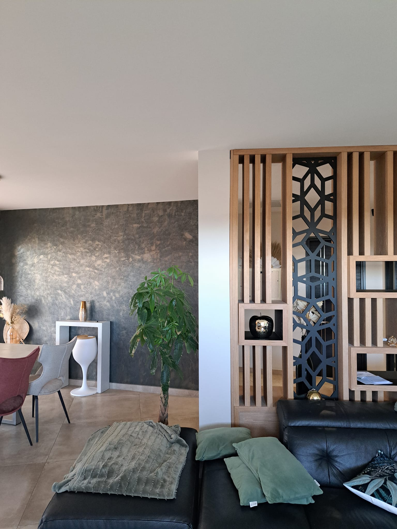 Artisan peintre au travail